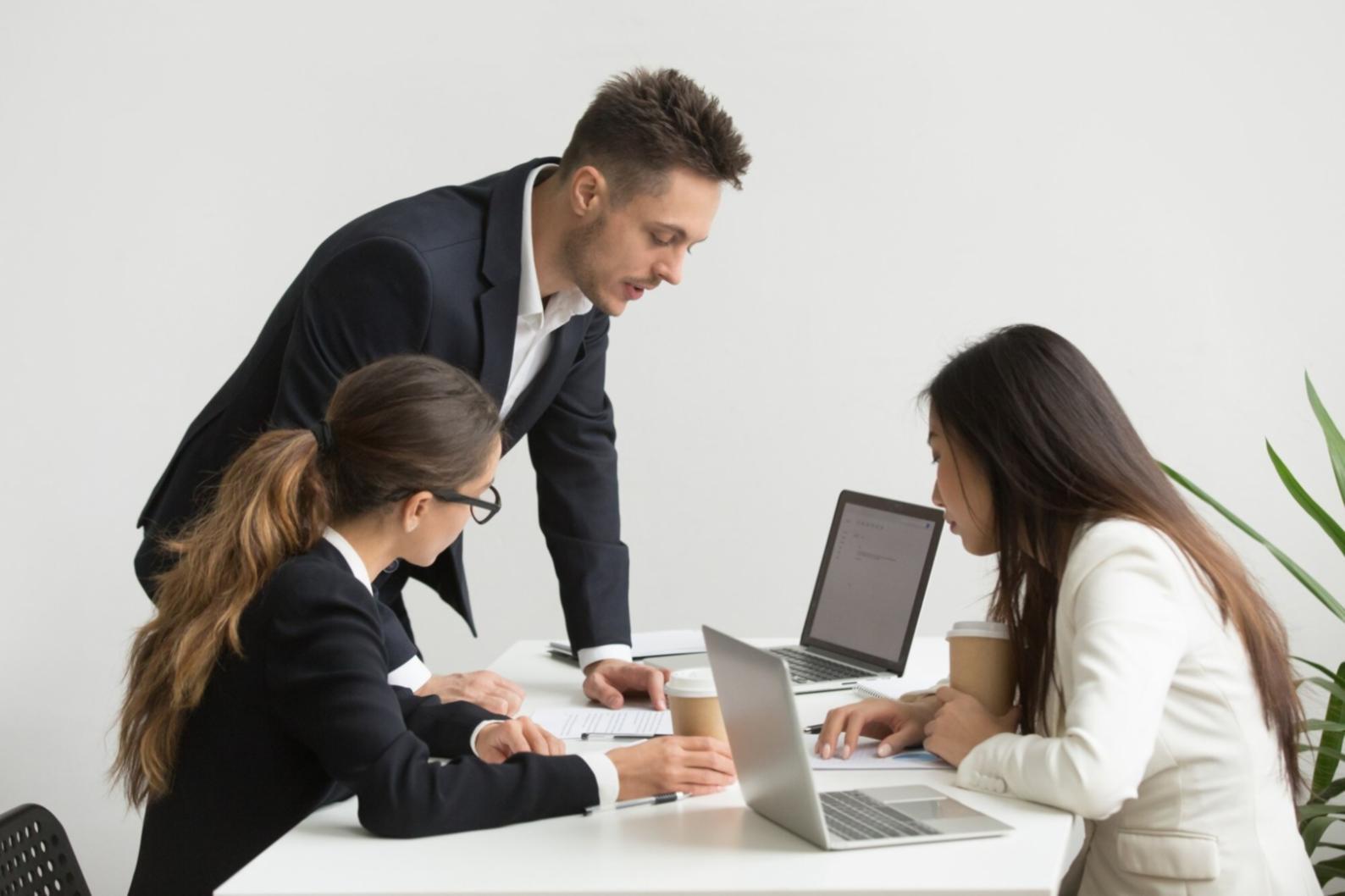 tavonexurila Team bei der Arbeit in modernen Büroräumen